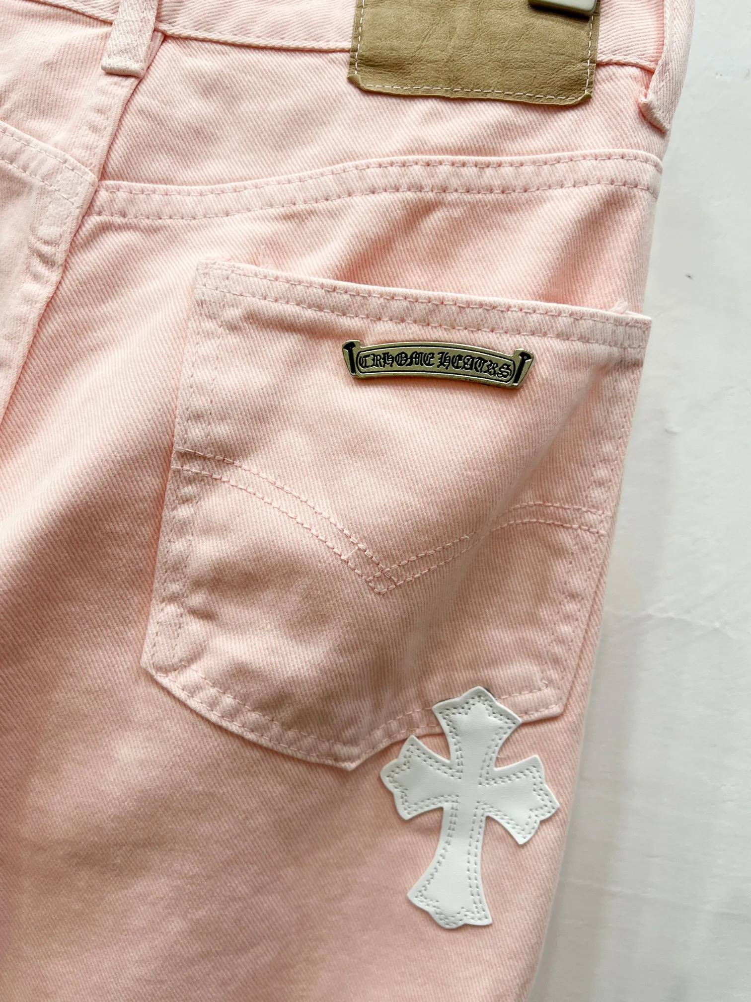 P280 Style number: (r005) Chrome hearts CH co-branded Drak Miami light pink jeans exude uninhibited personality and unique charm. Every wear and tear is carefully designed to present a unique artistic feel. Made of imported denim fabric, which has undergone heavy industrial washing and destruction treatment, the trousers show a super cool effect on the upper body, allowing you to dominate the fashion stage.  This is more than just a pair of jeans, it is an expression of attitude. With its unique design concept and ultimate pursuit of details, Croxin breaks traditional boundaries and defines the jeans trend in the new era. The trousers are made of double-layer woven fabric with customized hardware. Italian-made special cowhide is printed and cut. Custom-made sheepskin three-layer thick-line leather. The whole body is spliced ​​in heavy water washing. Craftsmen hand-splash ink. You can see the details. Three-dimensional cutting version. Loose and comfortable, not flattering. Makes taller and slimmer. Factory Seiko. Original quality control. Same style for men and women. Can be matched with couples. Versatile recommendation. Must-have jeans for all seasons. Color: light pink. Size: 28-30-32-34.